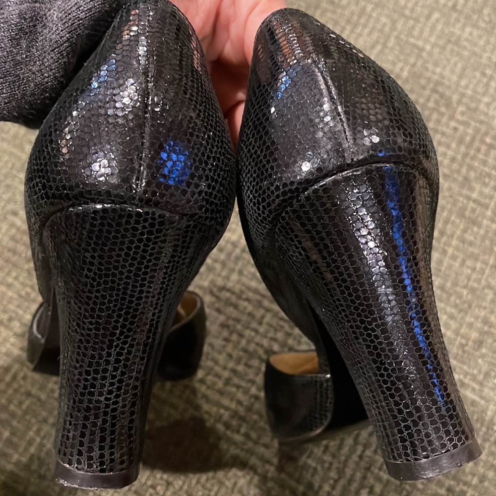 Yves Saint Laurent Black Shiny Leather Pumps (sz 6 1/2) - Picture 8 of 9